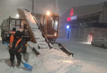 В новогоднюю ночь 250 рабочих и 230 спецмашин убирали улицы Караганды от снега