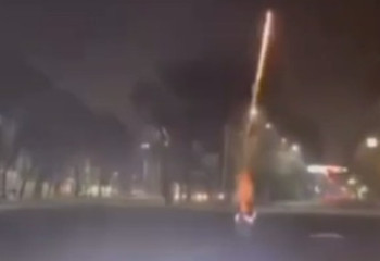 Неизвестный мопедист креативно отметил Новый год и удивил Казнет