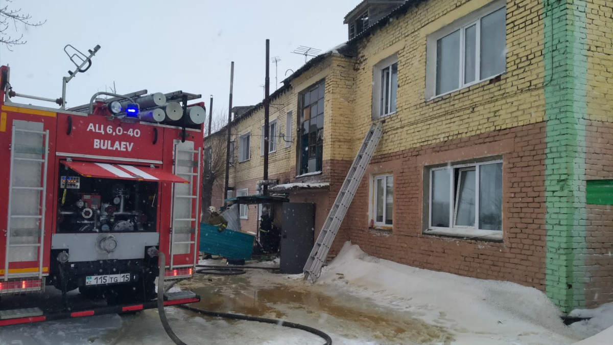 Пожарные спасли 13 человек из пожара в 16-квартирном доме в СКО