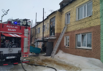 Пожарные спасли 13 человек из пожара в 16-квартирном доме в СКО