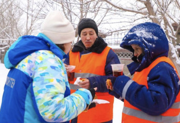 Елордалық волонтерлер коммуналдық қызметкерлерге шай мен бауырсақ таратты