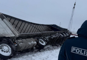 Больше 4 часов из снежного плена вызволяли водителя-иностранца