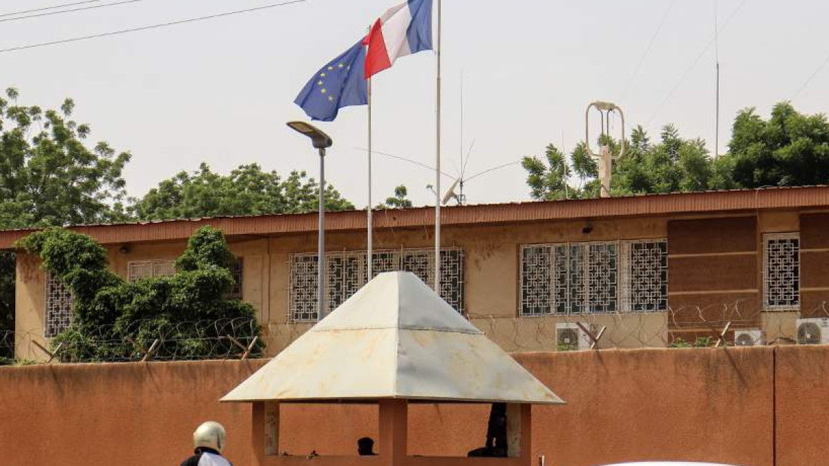 Франция закрыла свое посольство в Нигере