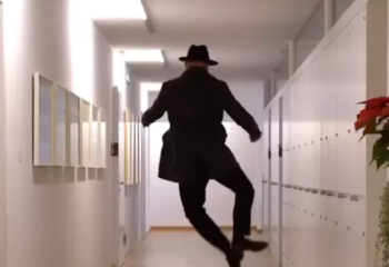 Швейцария президентінің қоштасу видеосы жұртты күлкіге қарық қалды