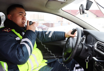 Оказавшихся в снежном плену рыбаков спасли полицейские в ВКО