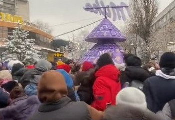 «Ладно дети бегут, взрослые мужики куда побежали?» - шоколадную елку в Алматы за секунды разнесла толпа людей