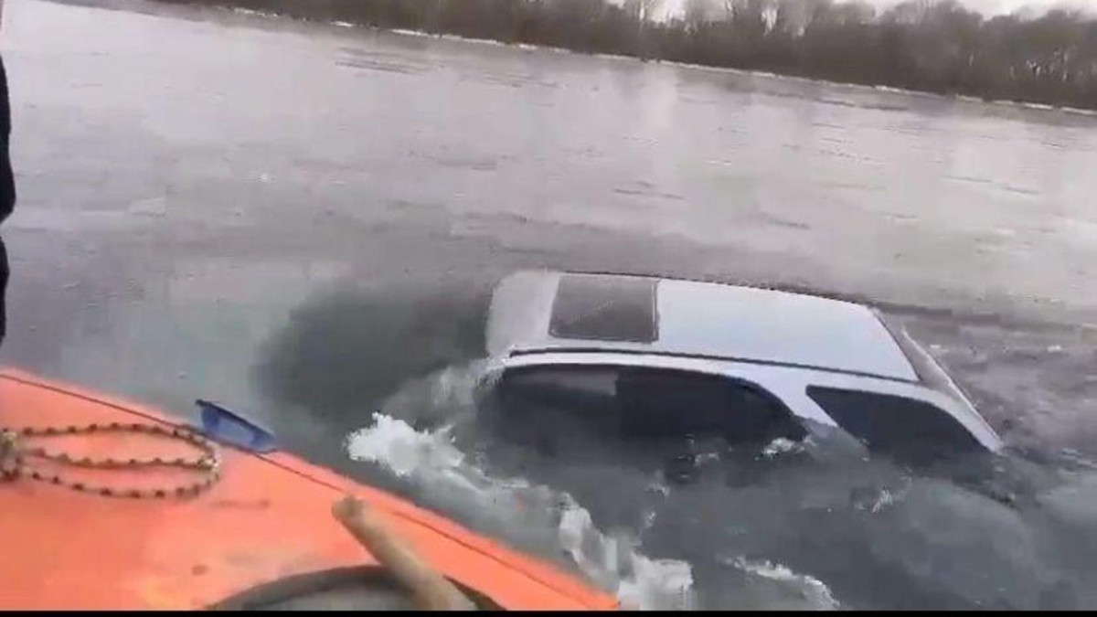 Автомобиль скатился в Иртыш и затонул