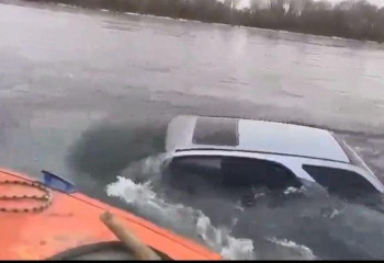 Автомобиль скатился в Иртыш и затонул