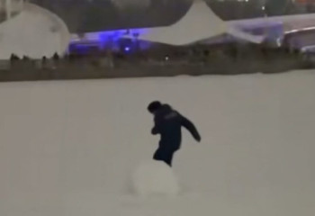 Полицейский разрушил снеговика на реке Есиль