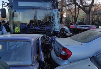 Таразда автобус 10 көлікті соғып өтті