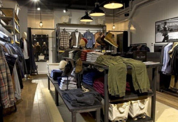 Астанада екі жас жігіт спорттық дүкеннен күртеше ұрлап кеткен