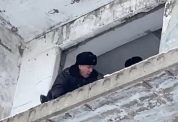 Полицейлер қараусыз қалған ғимараттың 4-қабатынан ер адамды құтқарып қалды