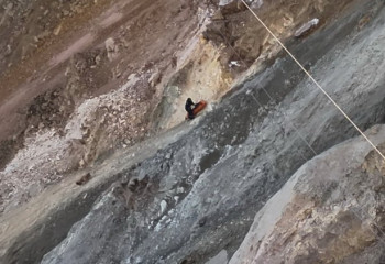 Автобус провалился под землю рядом с шахтой: собак подключили к поискам в Павлодарской области