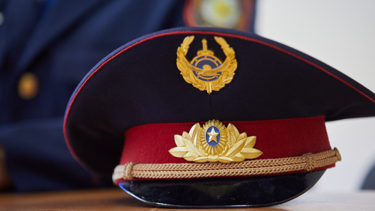 В Шымкенте задержали полицеского за махинации с пропиской