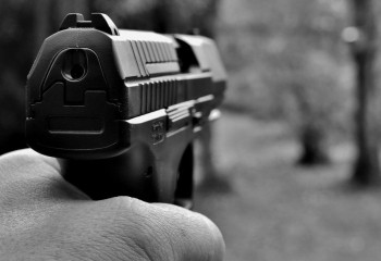 Алматылық бес азамат шетелдіктерге ойыншық қару кезеп, тонап кеткен