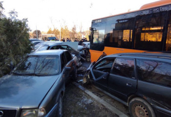 Автобус жүргізушісі ұйықтап кетіп жол апатын жасады