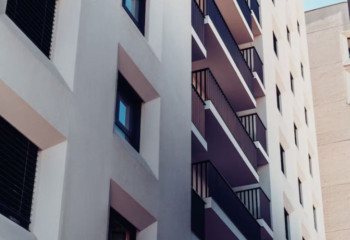 Ер адам өзінің бір жасар қызын терезеден лақтырып жіберді