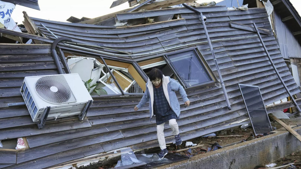 Землетрясение в Японии: спасатели достали из-под завалов пожилую женщину