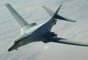 Бомбардировщик ВВС США разбился при посадке