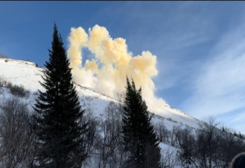 В горах ВКО спустили две снежные лавины