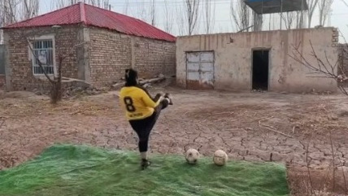 Апашка из Кыргызстана удивляет футбольным мастерством в калошах