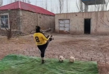 Апашка из Кыргызстана удивляет футбольным мастерством в калошах