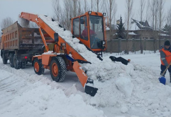 Свыше 1200 единиц спецтехники вышли на уборку снега в Астане
