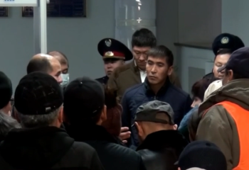 Таразда 80 мың теңге жалақы алатын көше тазалаушылар әкімдікке жиналды