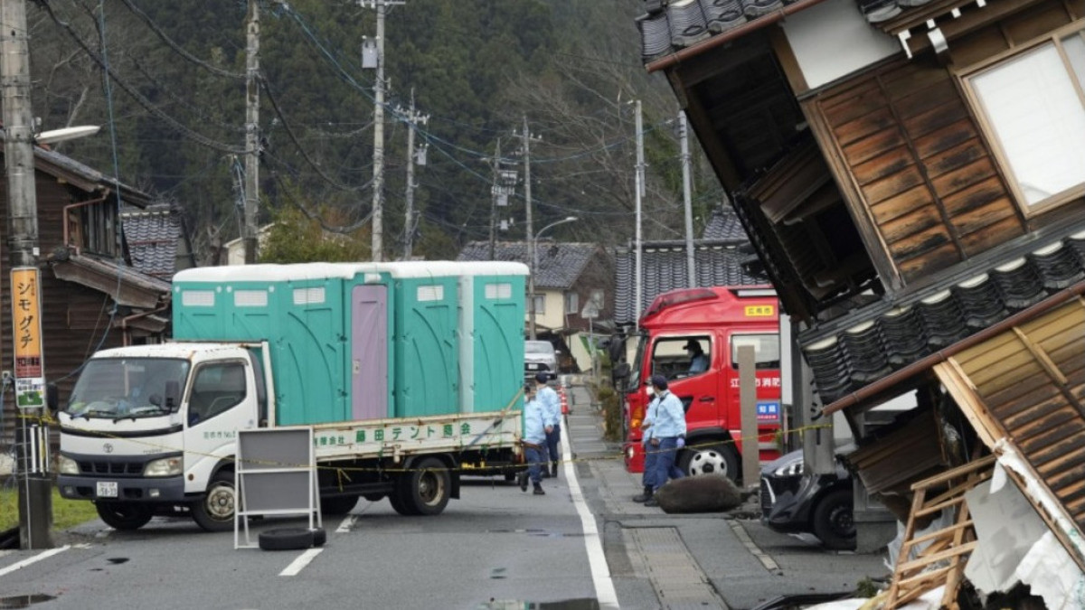 Число жертв землетрясений в Японии достигло 128 человек