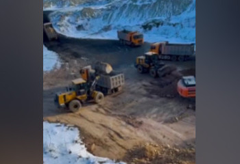 «Майқайың-алтын» АҚ-дағы апат: автобустағы адамдарды құтқару үшін шұңқырға экскаватор түсіріледі