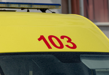 Көлік капотына мініп сырғанаған қыз көз жұмды