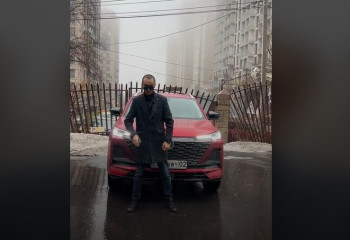 Мужчина заработал на новый кроссовер, наращивая ресницы