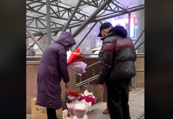 Блогер скупал у торгующих на улицах бабушек товар и дарил им по 100 тысяч тенге