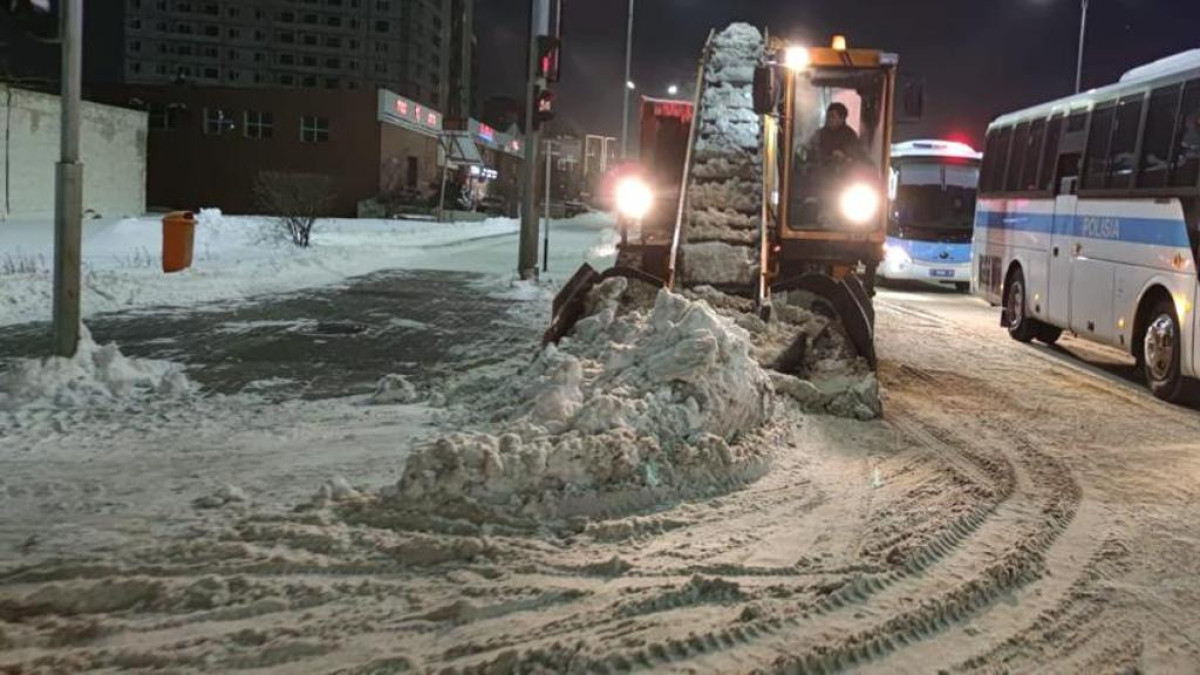 Свыше 45 тыс. кубометров снега вывезено за день в Астане