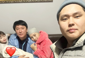 Өмірқұл Айниязов әйелі мен ұлын перзентханадан шығарып алды
