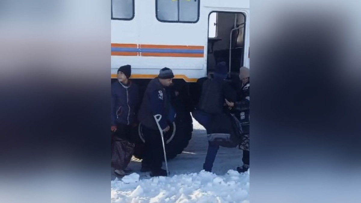 Автобус с пассажирами сломался на трассе – спасатели эвакуировали 40 человек