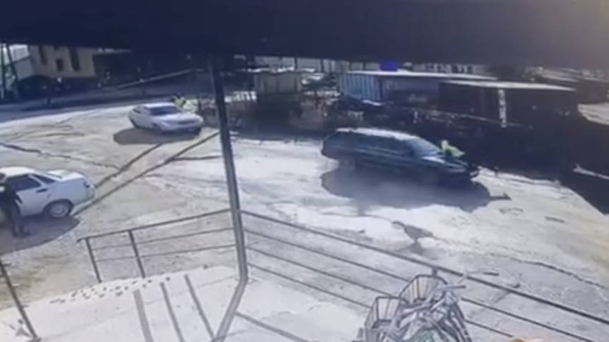 Водитель, который прокатил полицейского на капоте авто в области Абай, понес наказание