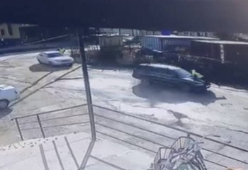 Водитель, который прокатил полицейского на капоте авто в области Абай, понес наказание