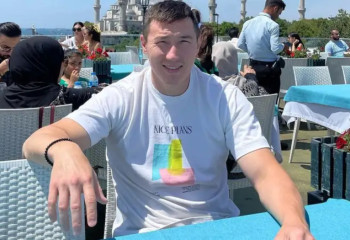 Певец Рахат Турлыханов вновь избил жену и избежал наказания