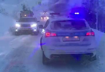 ШҚО-да қар құрсауында қалған көліктерді полиция қауіпсіз жерге бастап барды