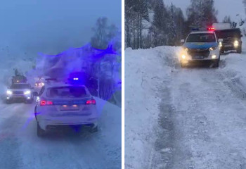 Из-за лавины в ВКО застряла колонна машин