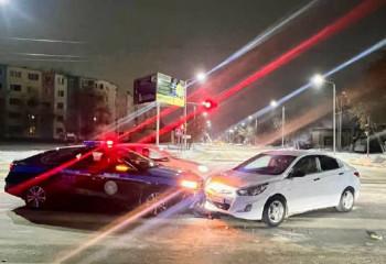 Чтобы спастись, таксист специально въехал в патрульную машину