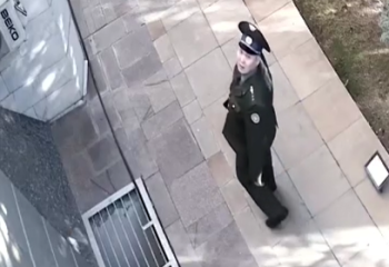 Депутат Парламент ғимаратынан секіріп, қашып кетті