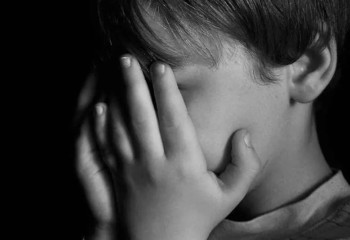 Тұтығып сөйлейтін баланы қылқындырып емдеген әйел желіні шулатты