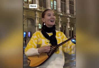 Казашка спела песню под домбру на улице Вены и собрала толпу восхищенных прохожих
