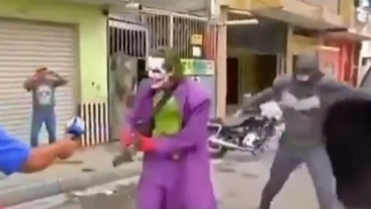 Вооруженные Джокер и Бэтмен появились на улицах Эквадора
