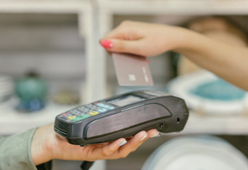 На треть выросло количество предпринимателей, принимающих безналичную оплату