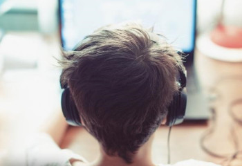 Қазақстанда балалардың 15,3% пайызы күн сайын интернетте жағымсыз контентке тап болады - министрлік