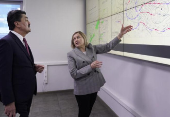 К синоптикам наведался министр экологии