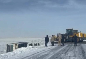 Абай облысында жолаушылар мінген автобус аударылып қалды